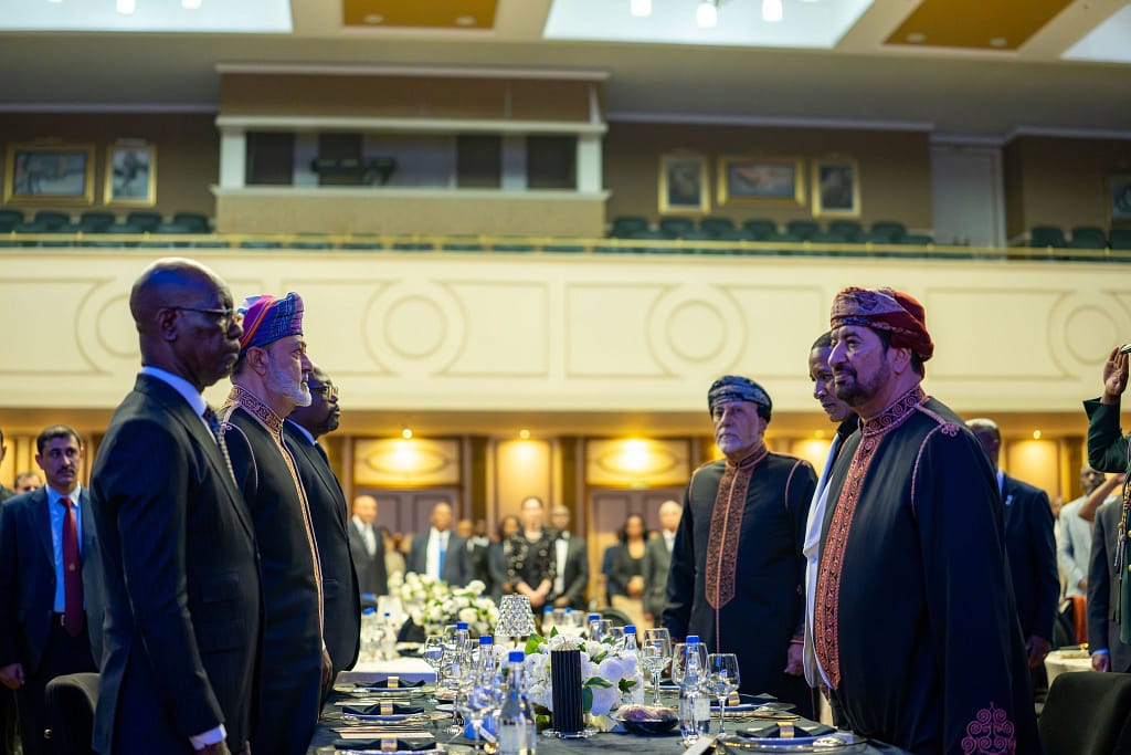 احتفاءً بزيارة جلالةِ السُّلطان.. الرّئيسُ البوتسواني يُقيم مأدبة عشاء رسميّةً