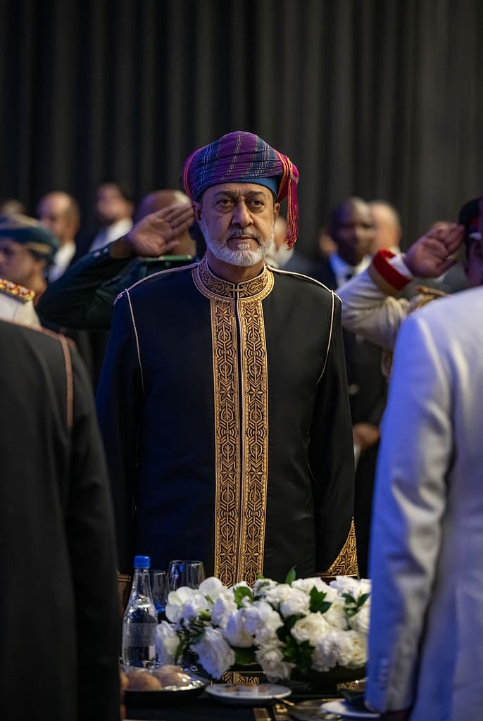 احتفاءً بزيارة جلالةِ السُّلطان.. الرّئيسُ البوتسواني يُقيم مأدبة عشاء رسميّةً