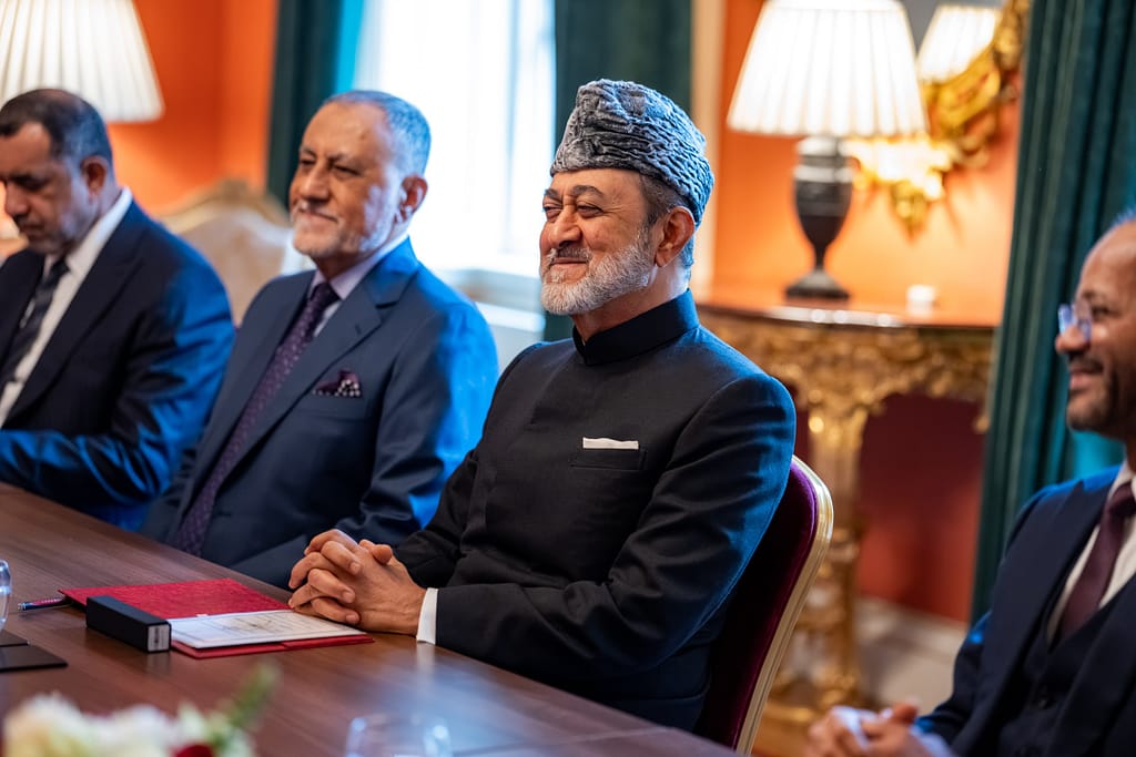 جلالةُ السُّلطان المُعظّم ورئيسُ وزراء المملكةِ المُتّحدةِ يعقدان جلستيْ مُباحثات ثنائيّةً وموسّعةً