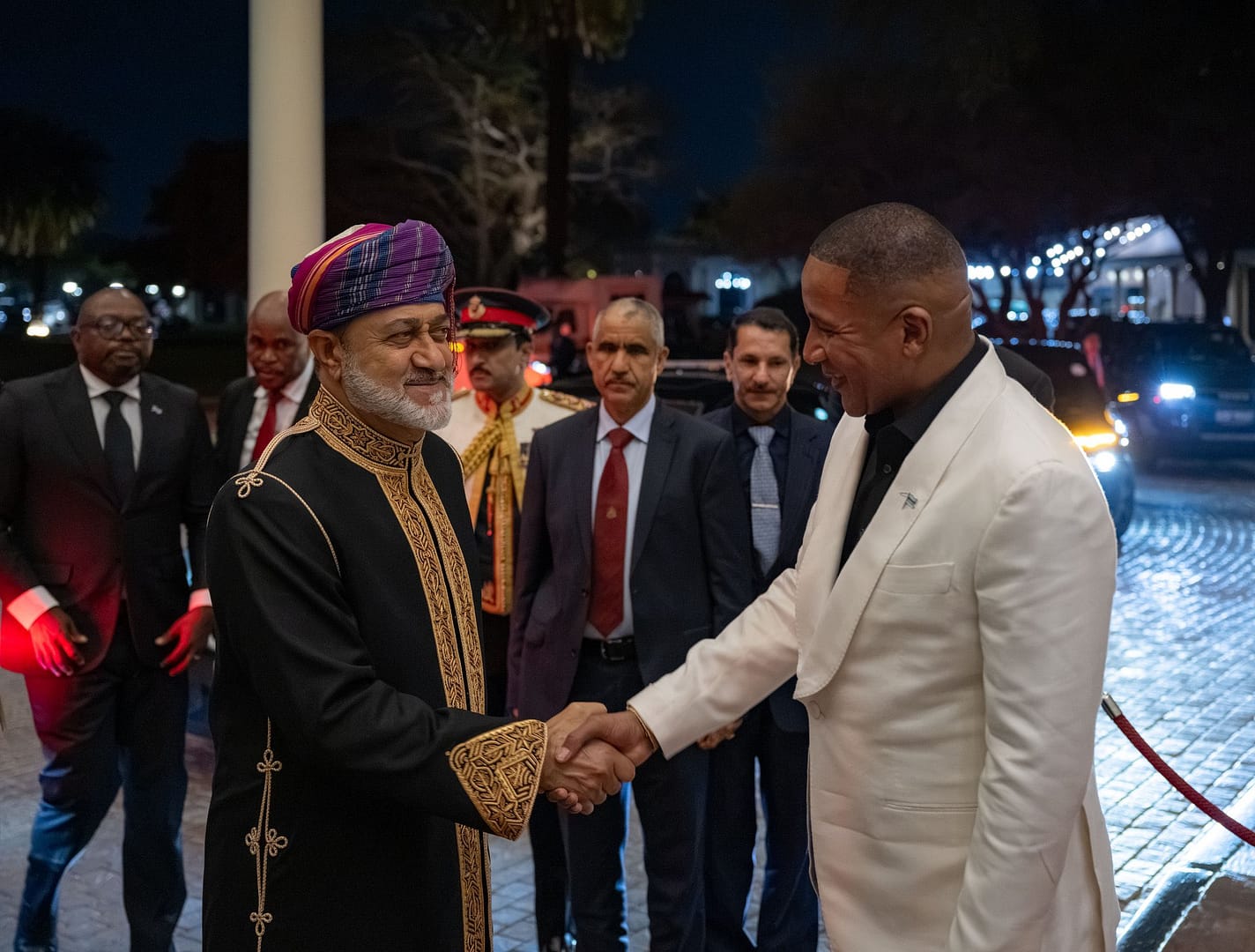 احتفاءً بزيارة جلالةِ السُّلطان.. الرّئيسُ البوتسواني يُقيم مأدبة عشاء رسميّةً