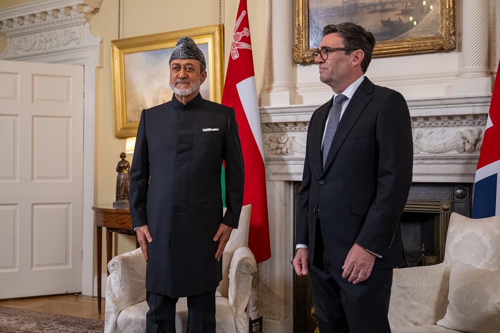 جلالةُ السُّلطان المُعظّم ورئيسُ وزراء المملكةِ المُتّحدةِ يعقدان جلستيْ مُباحثات ثنائيّةً وموسّعةً