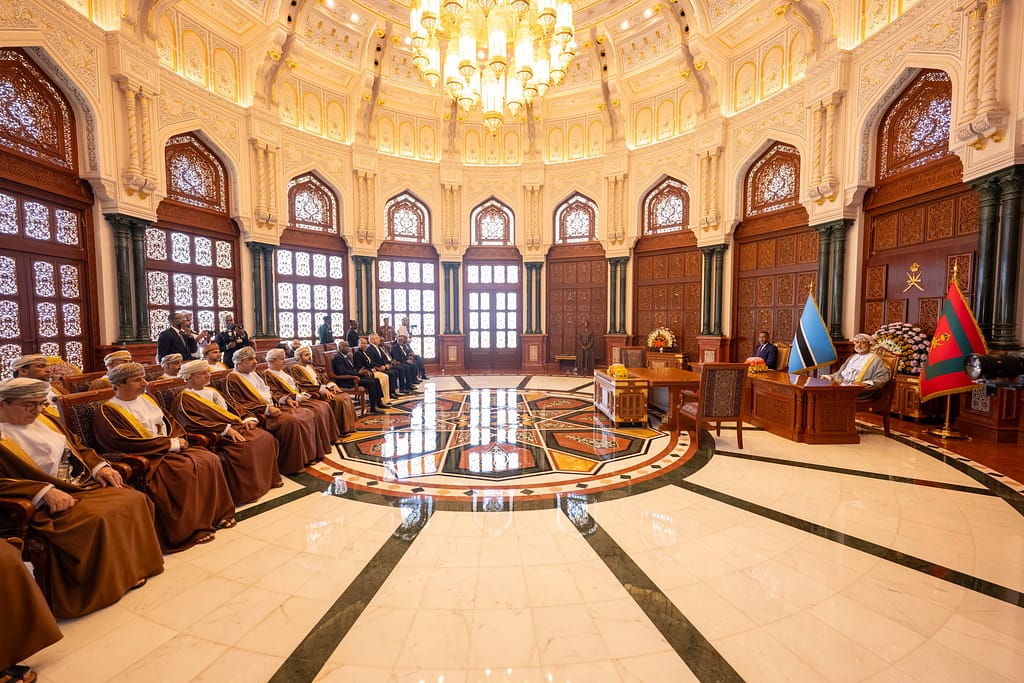 جلالةُ السُّلطان المُعظّم والرئيس البوتسواني يشهدان توقيع عدد من الاتفاقيات