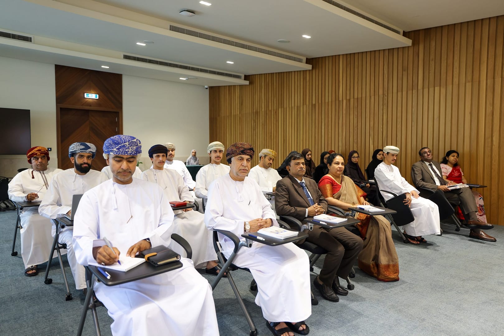 الأكاديمية الدبلوماسية تستضيف محاضرة العلاقات العُمانية السريلانكية