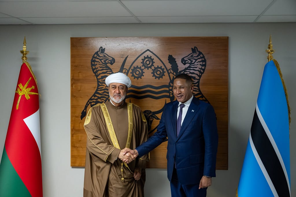 جلالةُ السُّلطان المُعظّم والرئيسُ البوتسواني يعقدان لقاءً ثُنائيًّا وجلسةَ مُباحثاتٍ