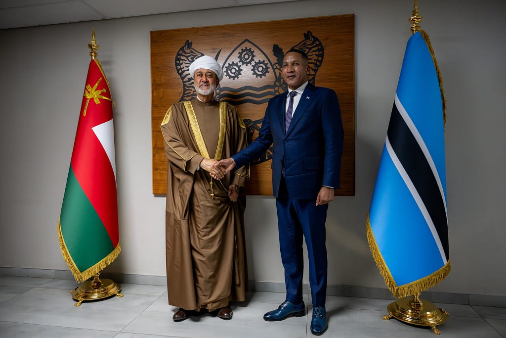 جلالةُ السُّلطان المُعظّم والرئيسُ البوتسواني يعقدان لقاءً ثُنائيًّا وجلسةَ مُباحثاتٍ
