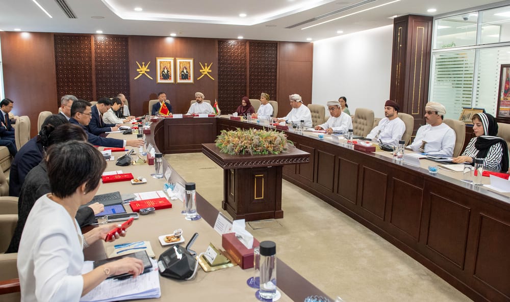 Oman and China discuss cooperation in economic and free zones