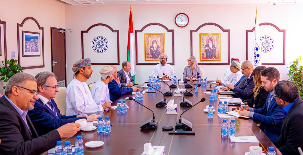 غرفةُ تجارة وصناعة عُمان تبحث مع وفد أمريكي تعزيز العلاقات الاقتصاديّة والتجاريّة