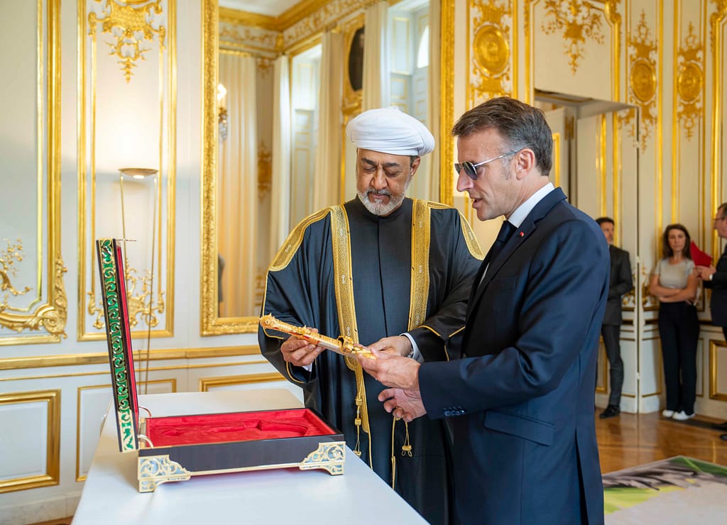 الرئيسُ الفرنسي يستقبلُ جلالةَ السُّلطان ويعقدان لقاءً ثُنائيًّا بقصر الإليزيه