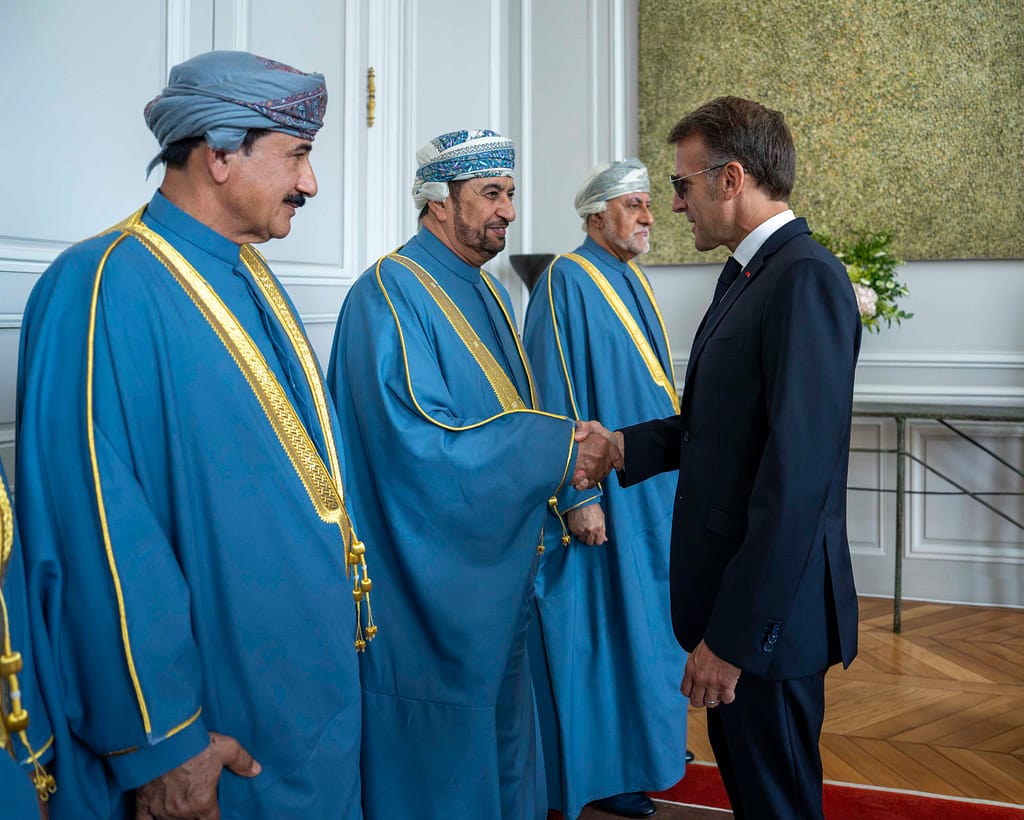 الرئيسُ الفرنسي يستقبلُ جلالةَ السُّلطان ويعقدان لقاءً ثُنائيًّا بقصر الإليزيه