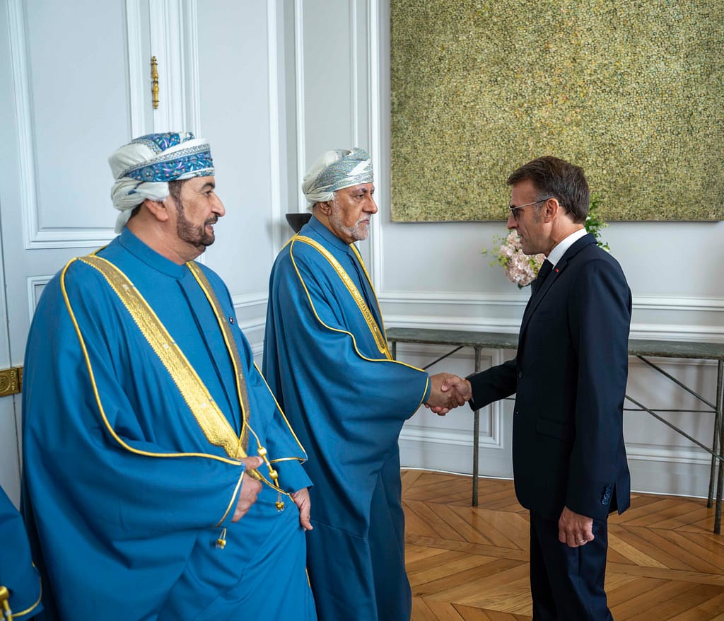 الرئيسُ الفرنسي يستقبلُ جلالةَ السُّلطان ويعقدان لقاءً ثُنائيًّا بقصر الإليزيه