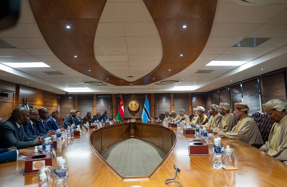 جلالةُ السُّلطان المُعظّم والرئيسُ البوتسواني يعقدان لقاءً ثُنائيًّا وجلسةَ مُباحثاتٍ