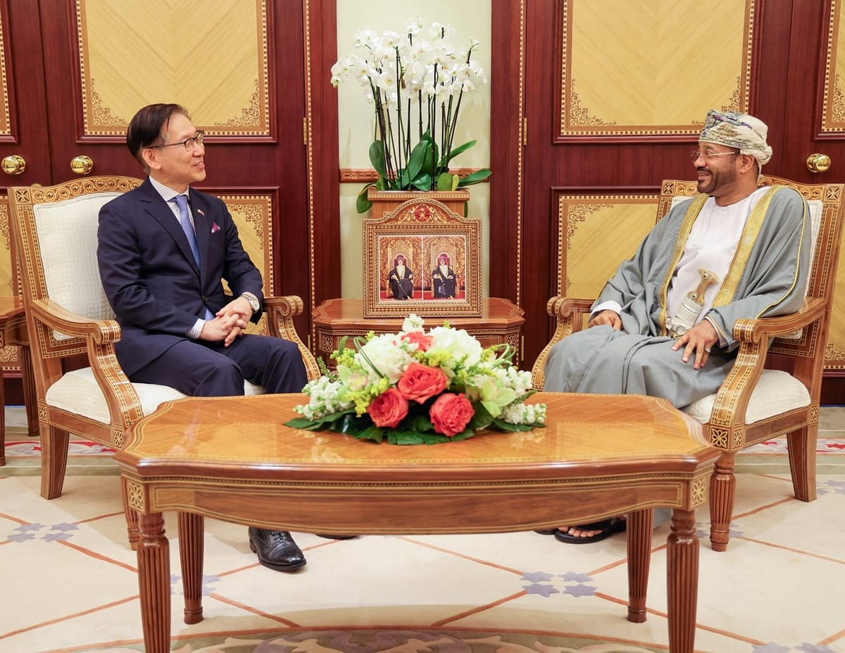 معالي السيد وزير الخارجية يتسلم نسخة من أوراق اعتماد سعادة سفير جمهورية كوريا المعيّن لدى سلطنة عُمان