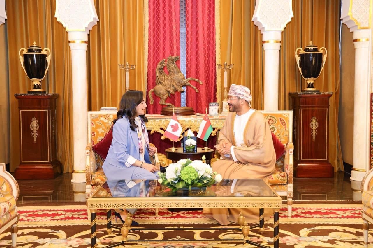 Minister meets Canadian counterpart in Manama