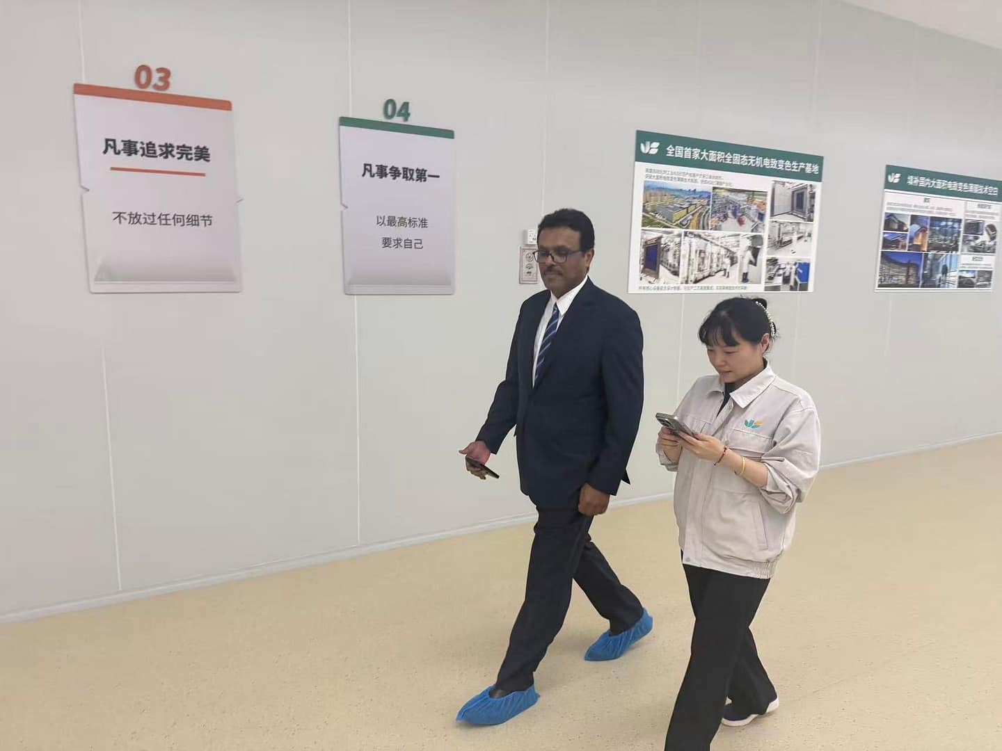 Oman Minister Visits Scenertech Glass Manufacturer