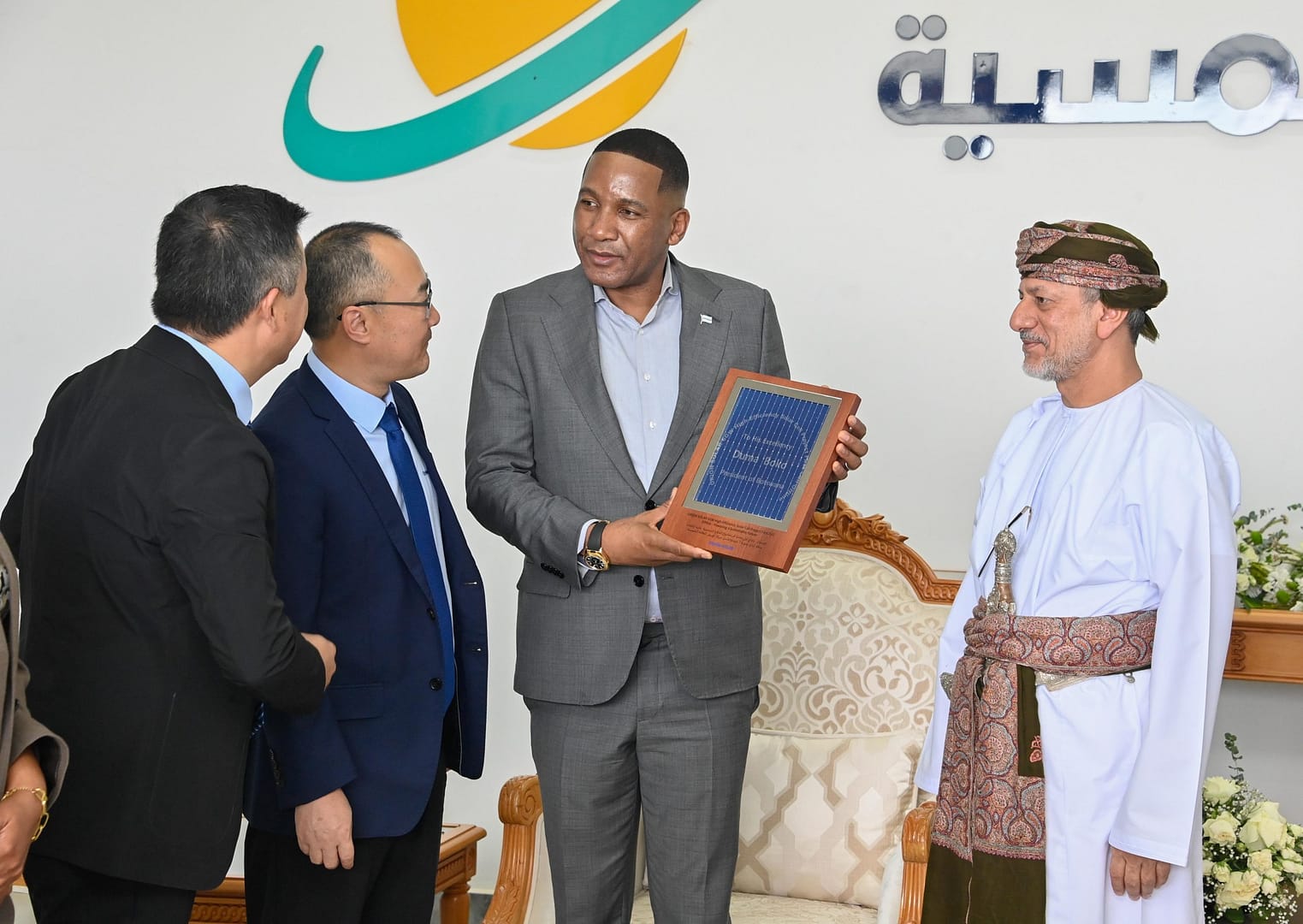 الرئيس البوتسواني يزور ميناء صحار والمنطقة الحرة