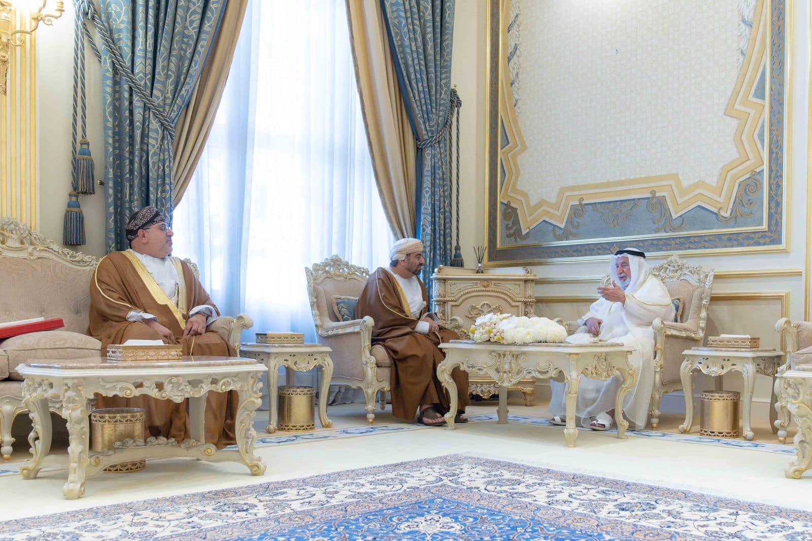 جلالة السُّلطان المعظّم يبعث رسالةً خطيّةً لحاكم إمارة الشارقة