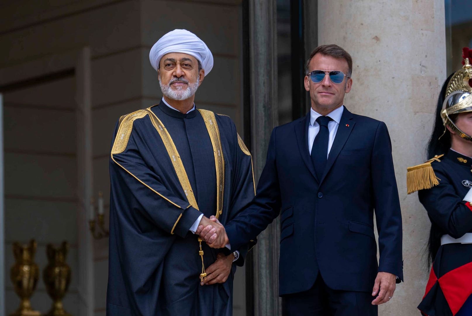 الرئيسُ الفرنسي يستقبلُ جلالةَ السُّلطان ويعقدان لقاءً ثُنائيًّا بقصر الإليزيه