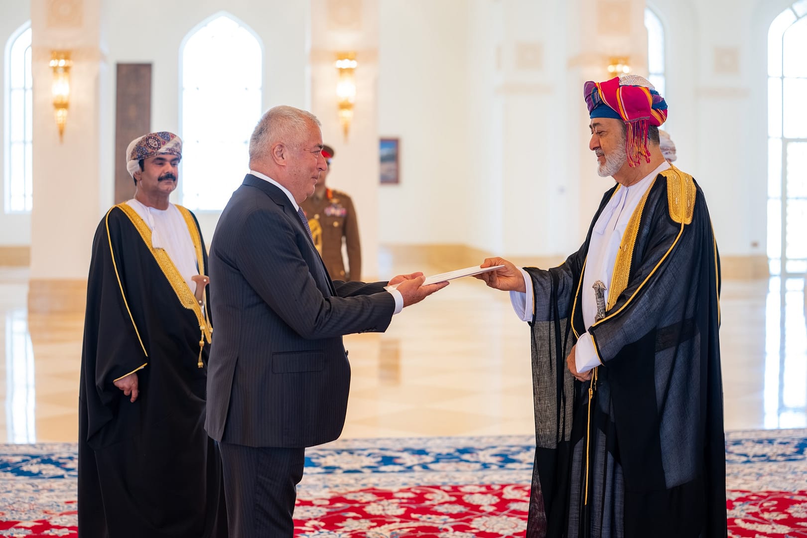 جلالة السلطان يتقبل أوراق اعتماد عددٍ من سفراء الدول الصديقة.