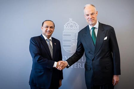 المجر: وزير Hungary: Defence Minister receives Omani Ambassadorالدفاع يستقبل السفير العماني