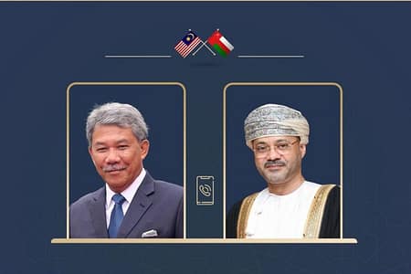 وزير الخارجية يبحث مع نظيره الماليزي تعزيز العلاقات الثنائية والتنسيق الإقليمي