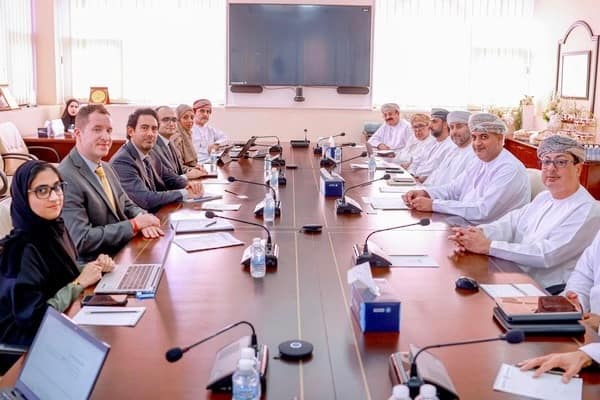 وفد صندوق النقد الدولي يجتمع مع مسؤولين في غرفة تجارة وصناعة عُمان