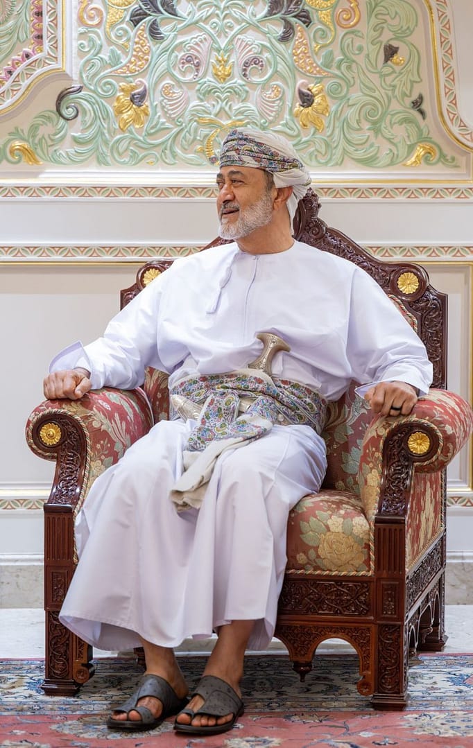 جلالةُ السُّلطان وأخوه ملك البحرين يعقدان لقاءً وديًّا ببيت الرّباط العامر بصلالة