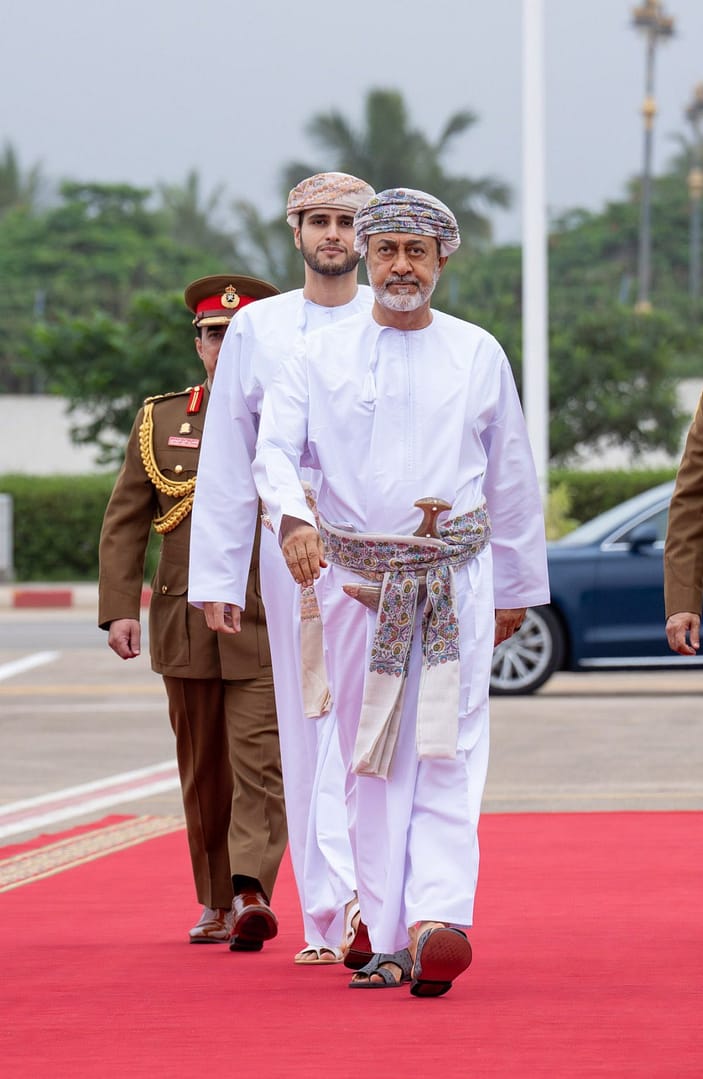 جلالةُ السُّلطان المعظّم في مقدّمة مُستقبلي أخيه جلالة ملك البحرين بمحافظة ظفار
