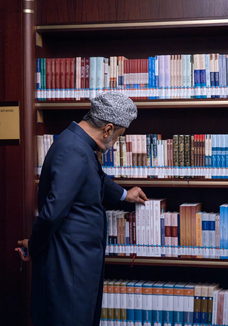 جلالةُ السُّلطان المعظّم يزور مكتبة الأمة بأنقرة