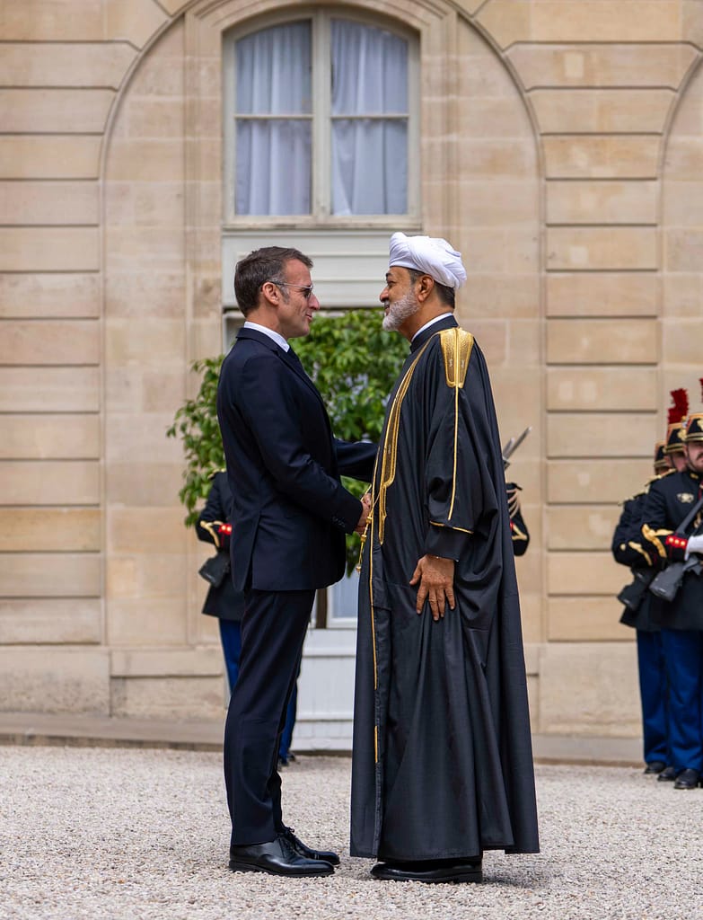 الرئيسُ الفرنسي يستقبلُ جلالةَ السُّلطان ويعقدان لقاءً ثُنائيًّا بقصر الإليزيه
