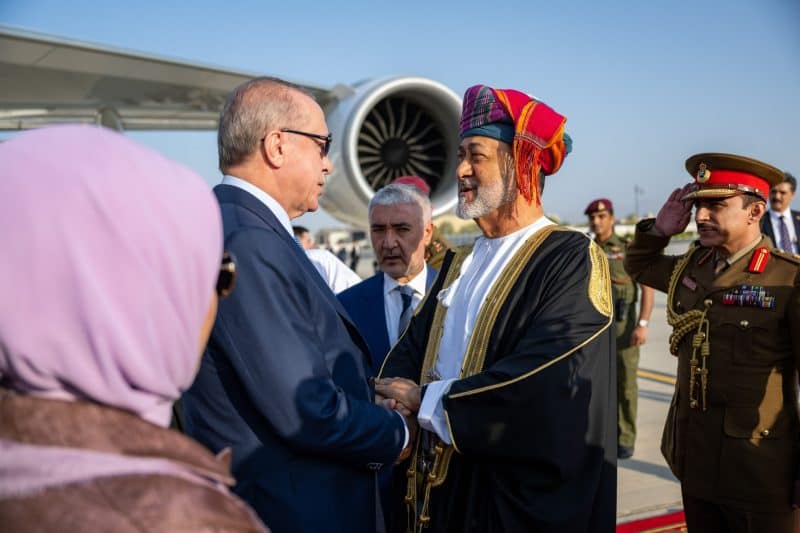 الرئيس التركي يصل إلى سلطنة عُمان