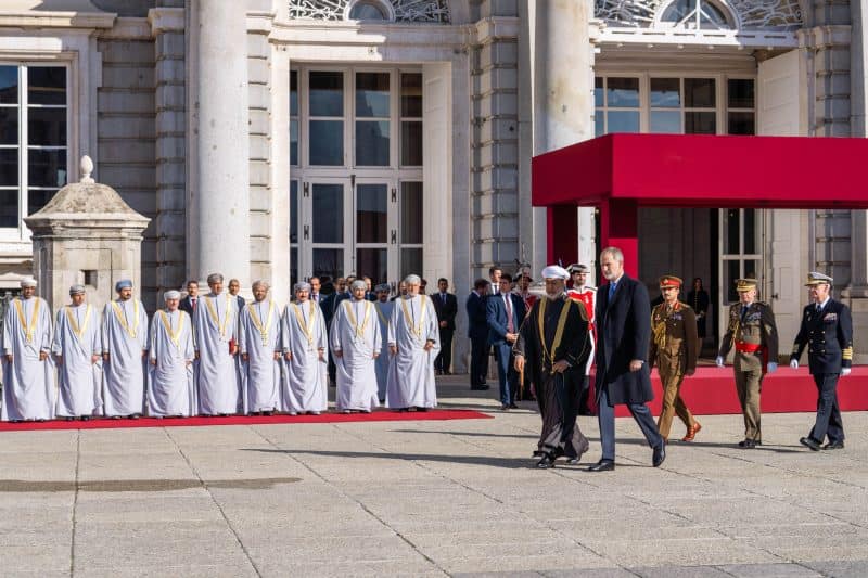مراسم استقبال رسمية لجلالة السلطان المعظم في القصر الملكي في مدريد