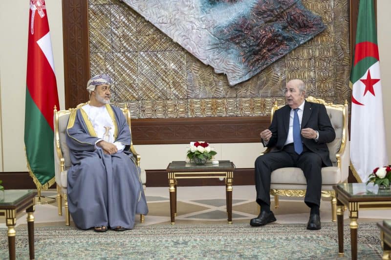 جلالةُ السُّلطان المعظّم والرئيسُ الجزائري يعقدان لقاءً ثُنائيًّا وجلسة مباحثات رسميّة