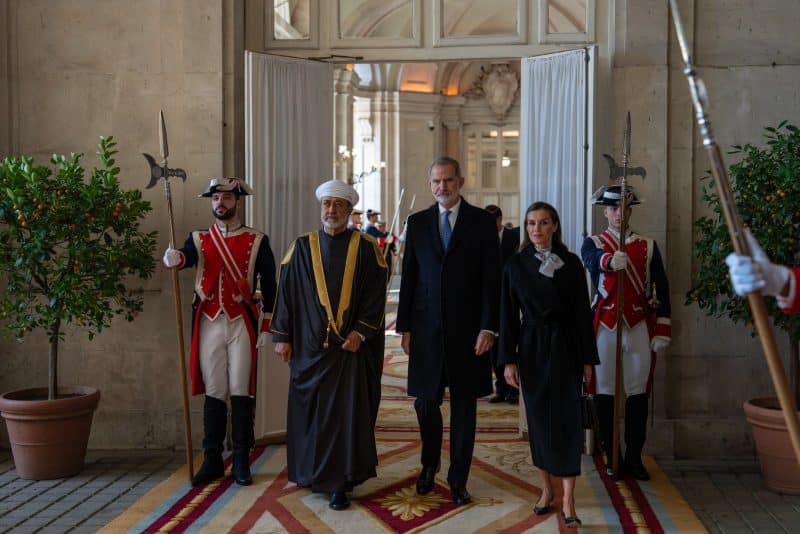 جلالة السلطان المعظم وجلالة ملك إسبانيا يعقدان لقاءً خاصًّا