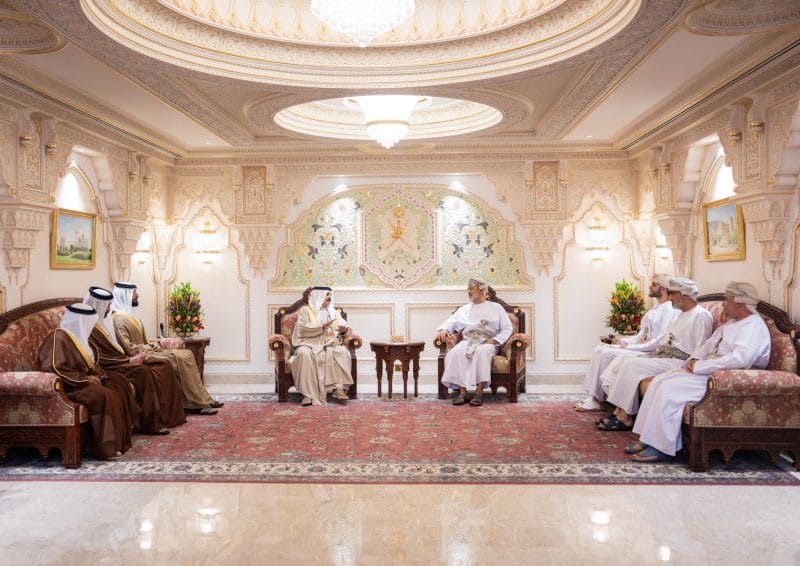 جلالةُ السُّلطان وأخوه ملك البحرين يعقدان لقاءً وديًّا ببيت الرّباط العامر بصلالة