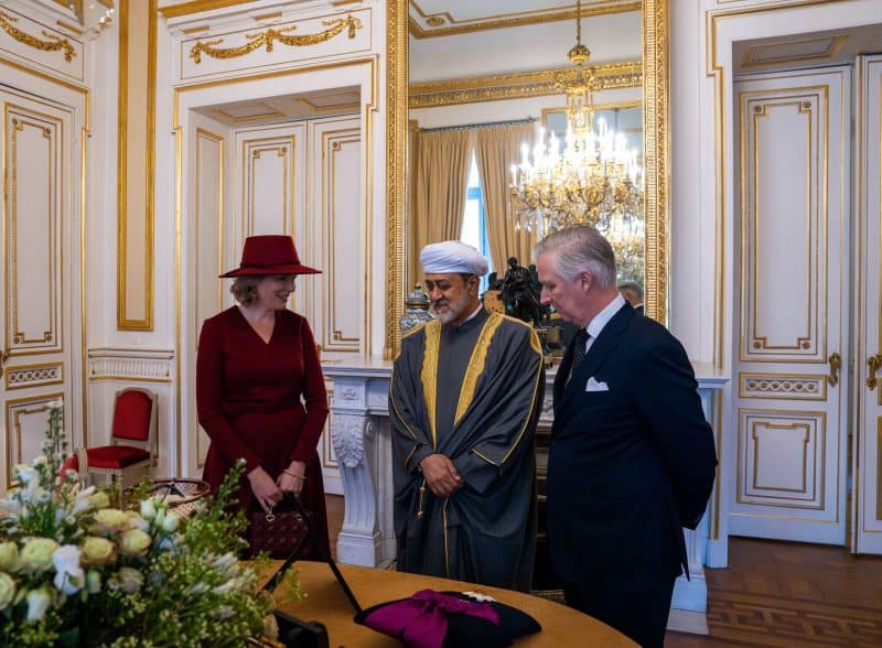 جلالةُ السُّلطان المعظم وملك البلجيكيين يتبادلان الأوسمة