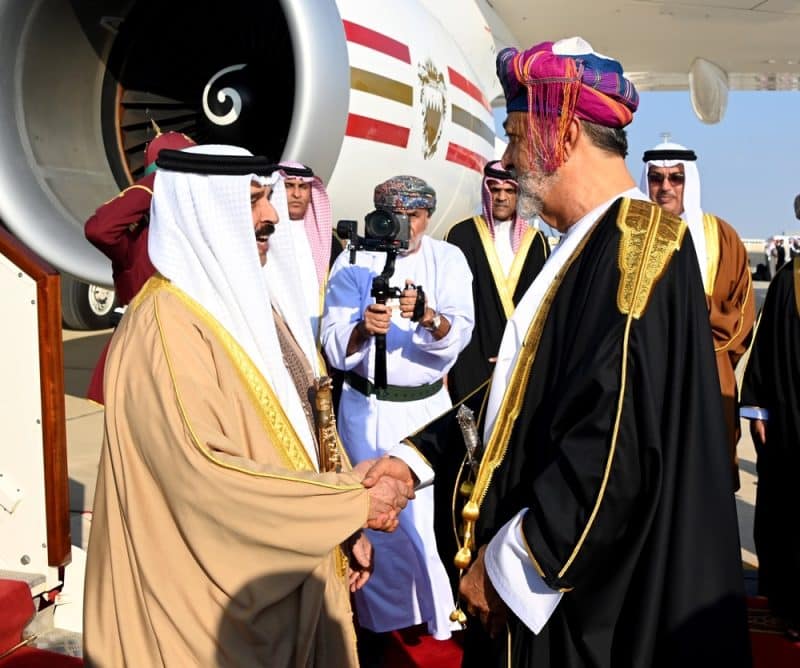 السلطان هيثم يستقبل ملكُ البحرين