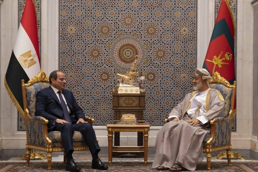 جلالةُ السُّلطان والرئيسُ المصري يعقدان لقاءً أخويًّا