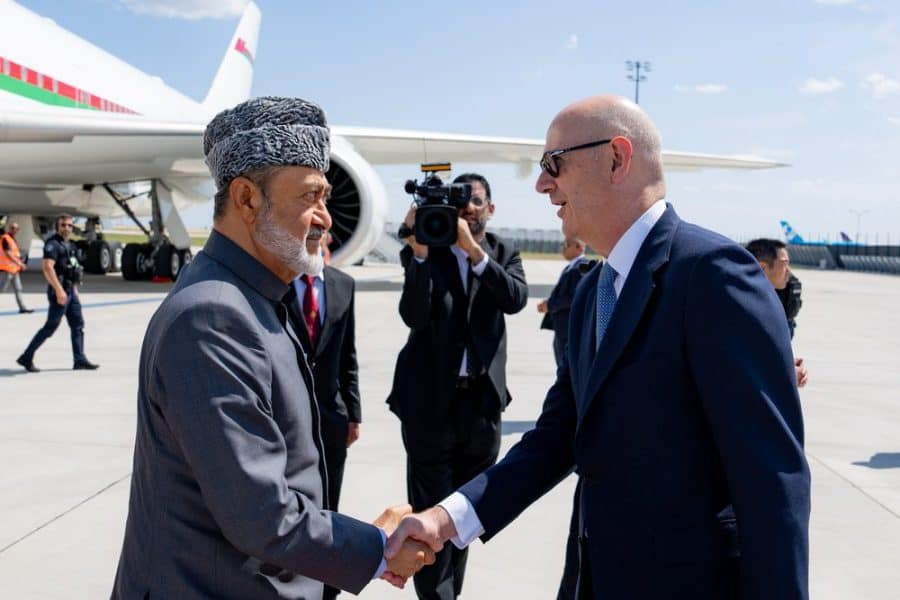 His Majesty arrives in Paris