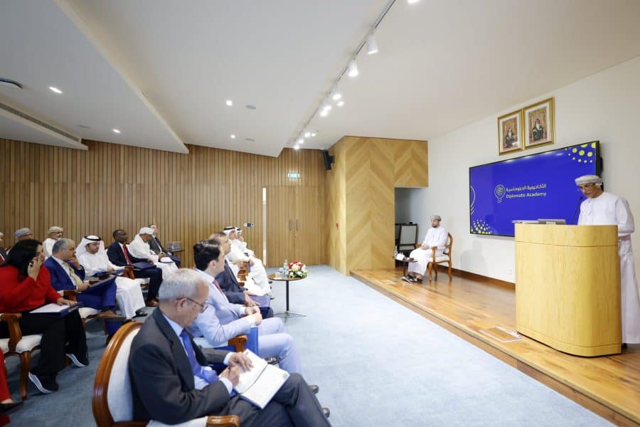 الأكاديمية الدبلوماسية تقيم ورشاً تعريفية بالتعاون مع مركز عُمان للحياد الصفري