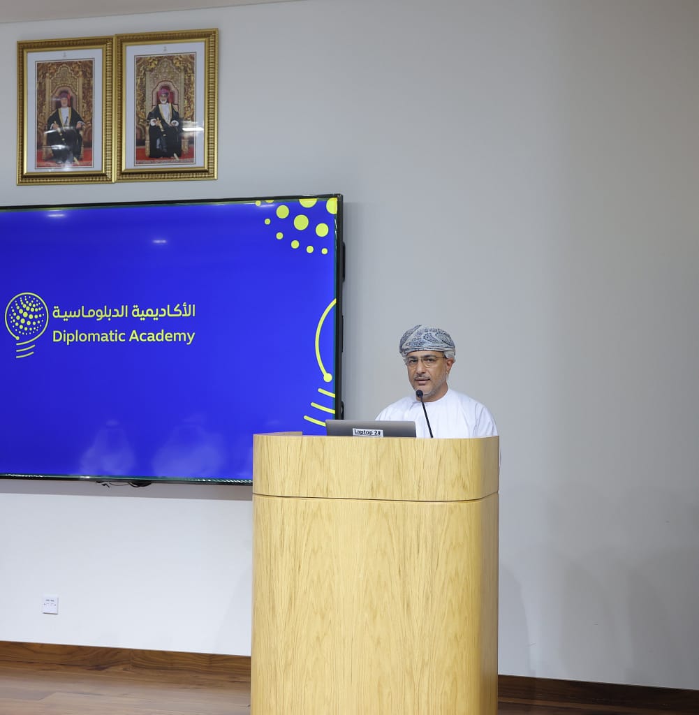 الأكاديمية الدبلوماسية تقيم ورشاً تعريفية بالتعاون مع مركز عُمان للحياد الصفري