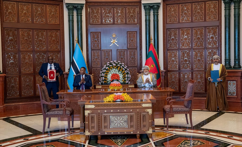 جلالةُ السُّلطان المُعظّم والرئيس البوتسواني يشهدان توقيع عدد من الاتفاقيات