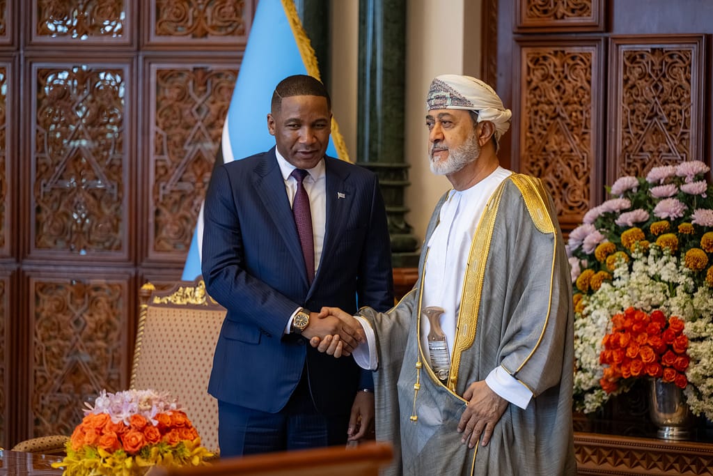 جلالةُ السُّلطان المُعظّم والرئيس البوتسواني يشهدان توقيع عدد من الاتفاقيات