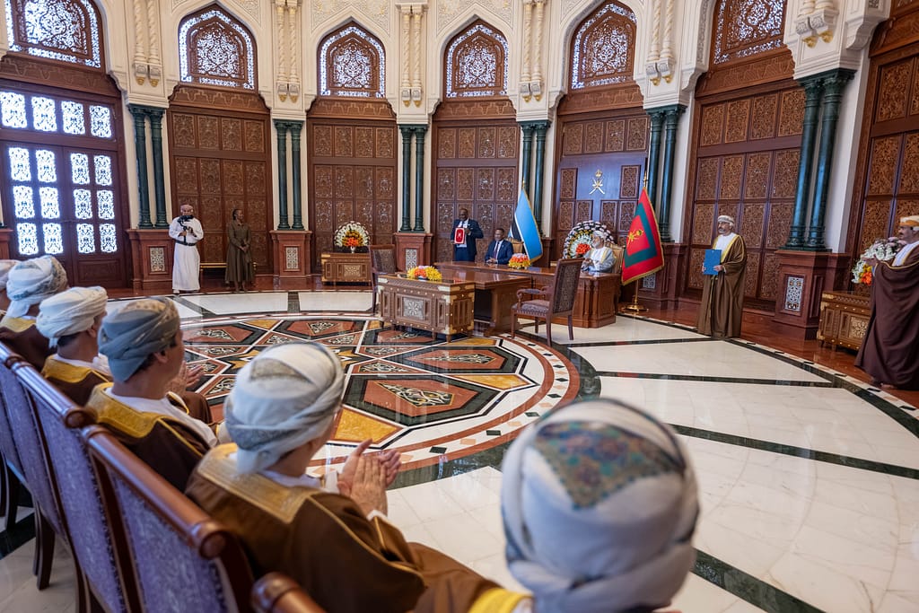 جلالةُ السُّلطان المُعظّم والرئيس البوتسواني يشهدان توقيع عدد من الاتفاقيات
