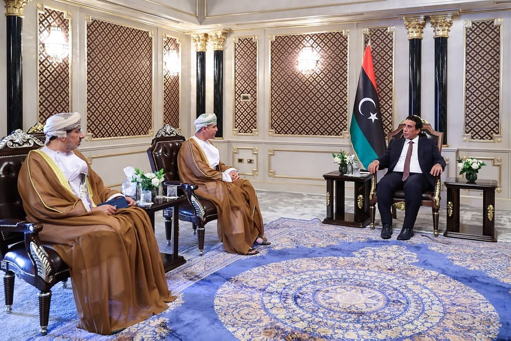 ليبيا: سفير سلطنة عُمان يقدم أوراق اعتماده