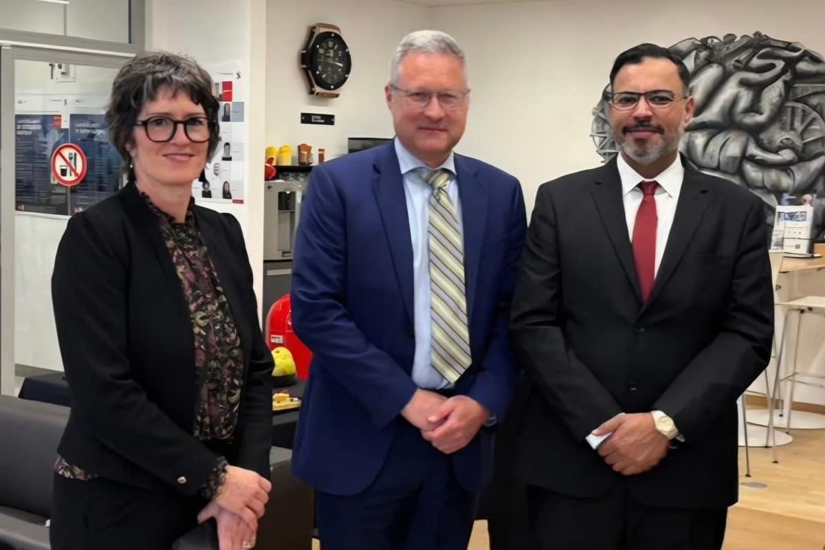Geneva: Ambassador Jamal bin Salem Al Shanfari visits Geneva University Hospital