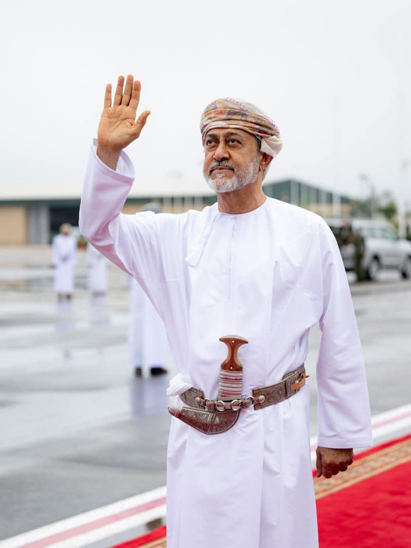 جلالةُ السُّلطان المعظّم يودّع أخاه ملك البحرين