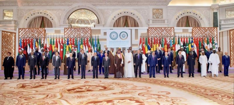 أصحاب الجلالة والفخامة والسمو رؤساء الوفود المشاركين في القمة العربية الإسلامية المشتركة غير العادية التي عُقدت في الرياض