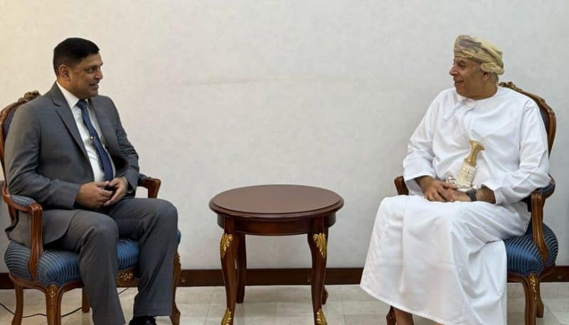 وكيل الوزارة الاداري يتسلم نسخة من اوراق اعتماد سفير بنجلاديش