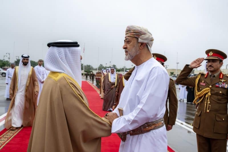 جلالةُ السُّلطان المعظّم يودّع أخاه ملك البحرين
