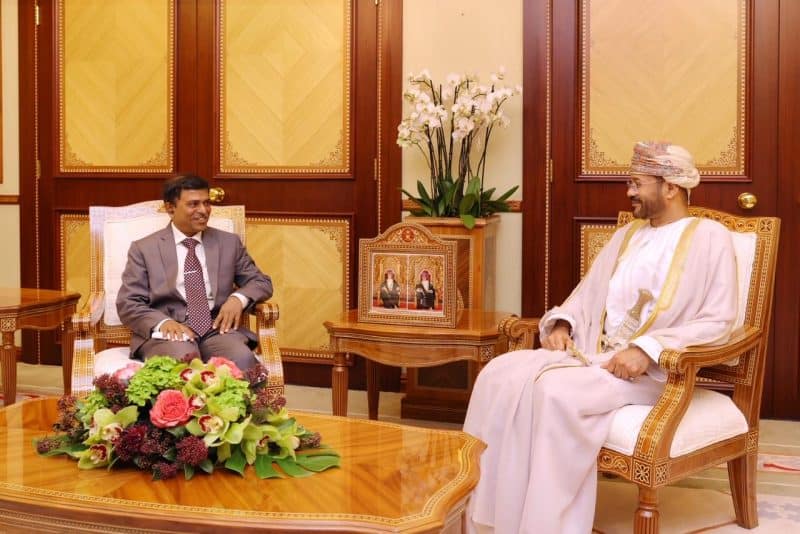 معالي السيد وزير الخارجية يتسلم نسخة من أوراق اعتماد سفير سريلانكا